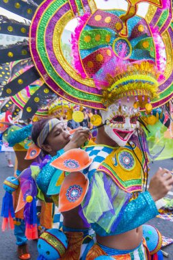 Bacolod, Filipinler - Ekim 28: Katılımcılar üzerinde 28 Ekim 2018 Bacolod Filipinler Masskara Festivali. Ekim ayının dördüncü her Pazar günü düzenlenen bir yıllık festival Masskara olduğunu