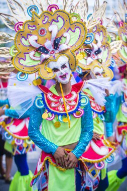 Bacolod, Filipinler - Ekim 28: Katılımcı Bacolod Filipinler üzerinde 28 Ekim 2018 Masskara Festivali. Ekim ayının dördüncü her Pazar günü düzenlenen bir yıllık festival Masskara olduğunu