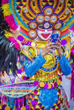 Bacolod, Filipinler - Ekim 28: Katılımcı Bacolod Filipinler üzerinde 28 Ekim 2018 Masskara Festivali. Ekim ayının dördüncü her Pazar günü düzenlenen bir yıllık festival Masskara olduğunu