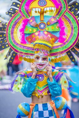 Bacolod, Filipinler - Ekim 28: Katılımcı Bacolod Filipinler üzerinde 28 Ekim 2018 Masskara Festivali. Ekim ayının dördüncü her Pazar günü düzenlenen bir yıllık festival Masskara olduğunu