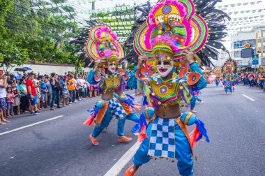 Bacolod, Filipinler - Ekim 28: Katılımcılar üzerinde 28 Ekim 2018 Bacolod Filipinler Masskara Festivali. Ekim ayının dördüncü her Pazar günü düzenlenen bir yıllık festival Masskara olduğunu