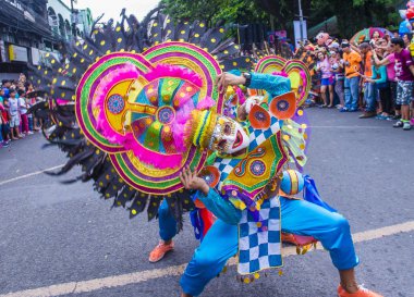 Bacolod, Filipinler - Ekim 28: Katılımcılar üzerinde 28 Ekim 2018 Bacolod Filipinler Masskara Festivali. Ekim ayının dördüncü her Pazar günü düzenlenen bir yıllık festival Masskara olduğunu