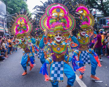 Bacolod, Filipinler - Ekim 28: Katılımcılar üzerinde 28 Ekim 2018 Bacolod Filipinler Masskara Festivali. Ekim ayının dördüncü her Pazar günü düzenlenen bir yıllık festival Masskara olduğunu