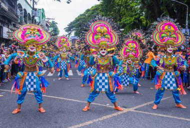 Bacolod, Filipinler - Ekim 28: Katılımcılar üzerinde 28 Ekim 2018 Bacolod Filipinler Masskara Festivali. Ekim ayının dördüncü her Pazar günü düzenlenen bir yıllık festival Masskara olduğunu
