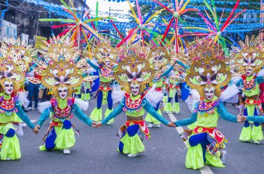 Bacolod, Filipinler - Ekim 28: Katılımcılar üzerinde 28 Ekim 2018 Bacolod Filipinler Masskara Festivali. Ekim ayının dördüncü her Pazar günü düzenlenen bir yıllık festival Masskara olduğunu