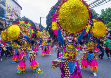 Bacolod, Filipinler - Ekim 28: Katılımcılar üzerinde 28 Ekim 2018 Bacolod Filipinler Masskara Festivali. Ekim ayının dördüncü her Pazar günü düzenlenen bir yıllık festival Masskara olduğunu