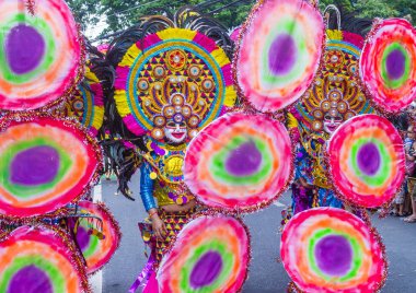 Bacolod, Filipinler - Ekim 28: Katılımcılar üzerinde 28 Ekim 2018 Bacolod Filipinler Masskara Festivali. Ekim ayının dördüncü her Pazar günü düzenlenen bir yıllık festival Masskara olduğunu