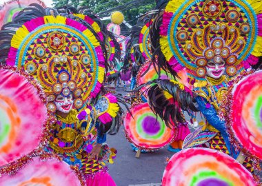 Bacolod, Filipinler - Ekim 28: Katılımcılar üzerinde 28 Ekim 2018 Bacolod Filipinler Masskara Festivali. Ekim ayının dördüncü her Pazar günü düzenlenen bir yıllık festival Masskara olduğunu