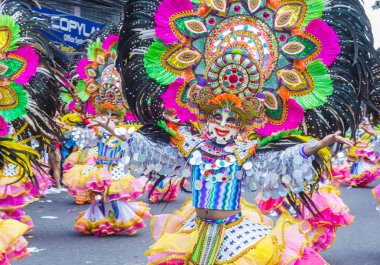 Bacolod, Filipinler - Ekim 28: Katılımcılar üzerinde 28 Ekim 2018 Bacolod Filipinler Masskara Festivali. Ekim ayının dördüncü her Pazar günü düzenlenen bir yıllık festival Masskara olduğunu