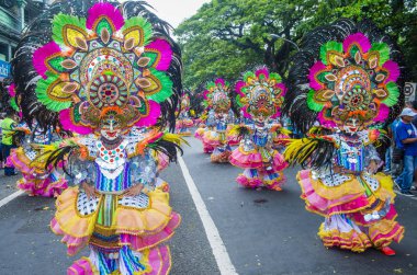 Bacolod, Filipinler - Ekim 28: Katılımcılar üzerinde 28 Ekim 2018 Bacolod Filipinler Masskara Festivali. Ekim ayının dördüncü her Pazar günü düzenlenen bir yıllık festival Masskara olduğunu