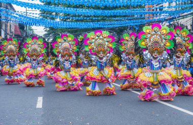 Bacolod, Filipinler - Ekim 28: Katılımcılar üzerinde 28 Ekim 2018 Bacolod Filipinler Masskara Festivali. Ekim ayının dördüncü her Pazar günü düzenlenen bir yıllık festival Masskara olduğunu