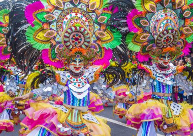 Bacolod, Filipinler - Ekim 28: Katılımcılar üzerinde 28 Ekim 2018 Bacolod Filipinler Masskara Festivali. Ekim ayının dördüncü her Pazar günü düzenlenen bir yıllık festival Masskara olduğunu