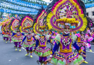 Bacolod, Filipinler - Ekim 28: Katılımcılar üzerinde 28 Ekim 2018 Bacolod Filipinler Masskara Festivali. Ekim ayının dördüncü her Pazar günü düzenlenen bir yıllık festival Masskara olduğunu