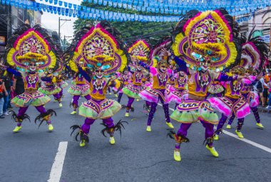 Bacolod, Filipinler - Ekim 28: Katılımcılar üzerinde 28 Ekim 2018 Bacolod Filipinler Masskara Festivali. Ekim ayının dördüncü her Pazar günü düzenlenen bir yıllık festival Masskara olduğunu