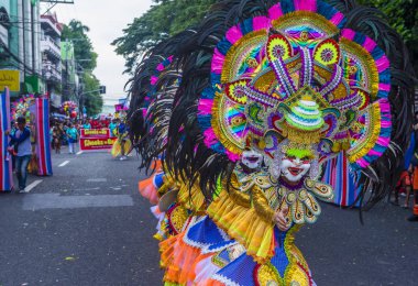 Bacolod, Filipinler - Ekim 28: Katılımcılar üzerinde 28 Ekim 2018 Bacolod Filipinler Masskara Festivali. Ekim ayının dördüncü her Pazar günü düzenlenen bir yıllık festival Masskara olduğunu