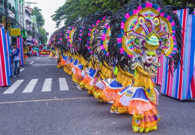 Bacolod, Filipinler - Ekim 28: Katılımcılar üzerinde 28 Ekim 2018 Bacolod Filipinler Masskara Festivali. Ekim ayının dördüncü her Pazar günü düzenlenen bir yıllık festival Masskara olduğunu