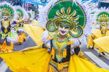 Bacolod, Filipinler - Ekim 28: Katılımcılar üzerinde 28 Ekim 2018 Bacolod Filipinler Masskara Festivali. Ekim ayının dördüncü her Pazar günü düzenlenen bir yıllık festival Masskara olduğunu