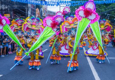Bacolod, Filipinler - Ekim 28: Katılımcılar üzerinde 28 Ekim 2018 Bacolod Filipinler Masskara Festivali. Ekim ayının dördüncü her Pazar günü düzenlenen bir yıllık festival Masskara olduğunu