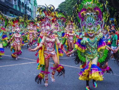 Bacolod, Filipinler - Ekim 28: Katılımcılar üzerinde 28 Ekim 2018 Bacolod Filipinler Masskara Festivali. Ekim ayının dördüncü her Pazar günü düzenlenen bir yıllık festival Masskara olduğunu