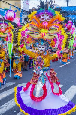Bacolod, Filipinler - Ekim 28: Katılımcılar üzerinde 28 Ekim 2018 Bacolod Filipinler Masskara Festivali. Ekim ayının dördüncü her Pazar günü düzenlenen bir yıllık festival Masskara olduğunu