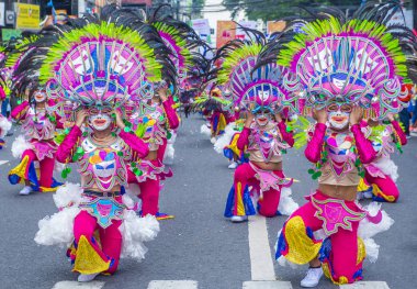 Bacolod, Filipinler - Ekim 28: Katılımcılar üzerinde 28 Ekim 2018 Bacolod Filipinler Masskara Festivali. Ekim ayının dördüncü her Pazar günü düzenlenen bir yıllık festival Masskara olduğunu