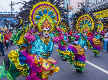 Bacolod, Filipinler - Ekim 28: Katılımcılar üzerinde 28 Ekim 2018 Bacolod Filipinler Masskara Festivali. Ekim ayının dördüncü her Pazar günü düzenlenen bir yıllık festival Masskara olduğunu