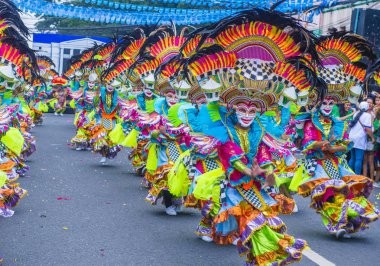 Bacolod, Filipinler - Ekim 28: Katılımcılar üzerinde 28 Ekim 2018 Bacolod Filipinler Masskara Festivali. Ekim ayının dördüncü her Pazar günü düzenlenen bir yıllık festival Masskara olduğunu