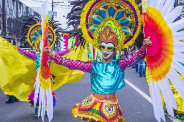 Bacolod, Filipinler - Ekim 28: Katılımcı Bacolod Filipinler üzerinde 28 Ekim 2018 Masskara Festivali. Ekim ayının dördüncü her Pazar günü düzenlenen bir yıllık festival Masskara olduğunu