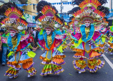 Bacolod, Filipinler - Ekim 28: Katılımcılar üzerinde 28 Ekim 2018 Bacolod Filipinler Masskara Festivali. Ekim ayının dördüncü her Pazar günü düzenlenen bir yıllık festival Masskara olduğunu