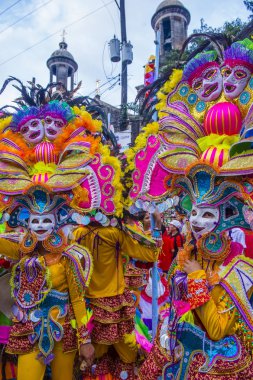 Bacolod, Filipinler - Ekim 28: Katılımcılar üzerinde 28 Ekim 2018 Bacolod Filipinler Masskara Festivali. Ekim ayının dördüncü her Pazar günü düzenlenen bir yıllık festival Masskara olduğunu