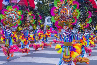 Bacolod, Filipinler - Ekim 28: Katılımcılar üzerinde 28 Ekim 2018 Bacolod Filipinler Masskara Festivali. Ekim ayının dördüncü her Pazar günü düzenlenen bir yıllık festival Masskara olduğunu