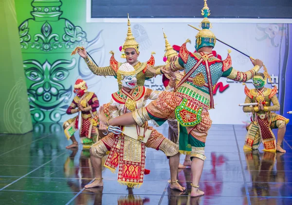 Andong, Kore - Ekim 01: maske dans festivali traditinal Tay Khon dansta Andong Güney Kore'de üzerinde 01 Ekim 2018 gerçekleştirme Tay dansçılar 