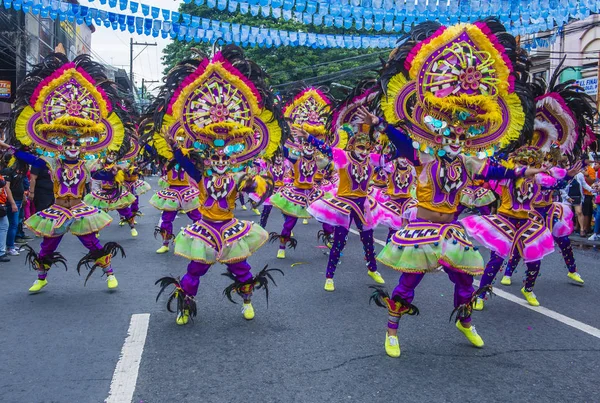 Bacolod, Filipinler - Ekim 28: Katılımcılar üzerinde 28 Ekim 2018 Bacolod Filipinler Masskara Festivali. Ekim ayının dördüncü her Pazar günü düzenlenen bir yıllık festival Masskara olduğunu