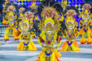 Bacolod, Filipinler - Ekim 28: Katılımcılar üzerinde 28 Ekim 2018 Bacolod Filipinler Masskara Festivali. Ekim ayının dördüncü her Pazar günü düzenlenen bir yıllık festival Masskara olduğunu