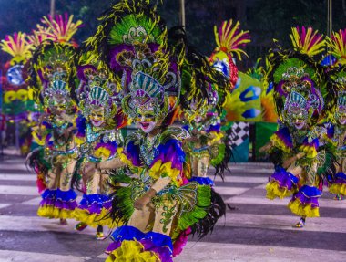 Bacolod, Filipinler - Ekim 28: Katılımcılar üzerinde 28 Ekim 2018 Bacolod Filipinler Masskara Festivali. Ekim ayının dördüncü her Pazar günü düzenlenen bir yıllık festival Masskara olduğunu