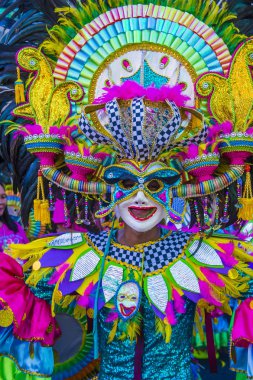 Bacolod, Filipinler - Ekim 28: Katılımcı Bacolod Filipinler üzerinde 28 Ekim 2018 Masskara Festivali. Ekim ayının dördüncü her Pazar günü düzenlenen bir yıllık festival Masskara olduğunu