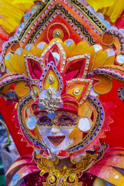 Bacolod, Filipinler - Ekim 28: Katılımcı Bacolod Filipinler üzerinde 28 Ekim 2018 Masskara Festivali. Ekim ayının dördüncü her Pazar günü düzenlenen bir yıllık festival Masskara olduğunu