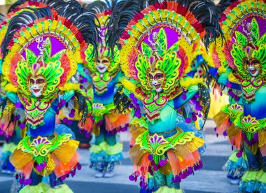 Bacolod, Filipinler - Ekim 28: Katılımcılar üzerinde 28 Ekim 2018 Bacolod Filipinler Masskara Festivali. Ekim ayının dördüncü her Pazar günü düzenlenen bir yıllık festival Masskara olduğunu