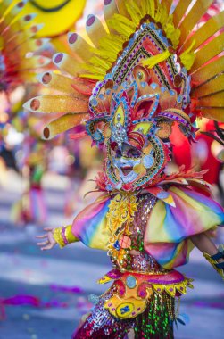 Bacolod, Filipinler - Ekim 28: Katılımcı Bacolod Filipinler üzerinde 28 Ekim 2018 Masskara Festivali. Ekim ayının dördüncü her Pazar günü düzenlenen bir yıllık festival Masskara olduğunu