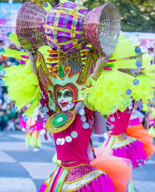 Bacolod, Filipinler - Ekim 28: Katılımcılar üzerinde 28 Ekim 2018 Bacolod Filipinler Masskara Festivali. Ekim ayının dördüncü her Pazar günü düzenlenen bir yıllık festival Masskara olduğunu