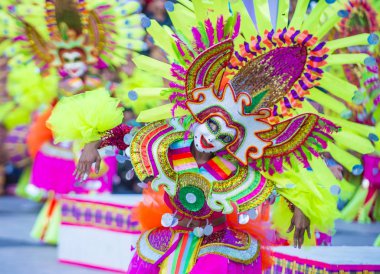 Bacolod, Filipinler - Ekim 28: Katılımcılar üzerinde 28 Ekim 2018 Bacolod Filipinler Masskara Festivali. Ekim ayının dördüncü her Pazar günü düzenlenen bir yıllık festival Masskara olduğunu