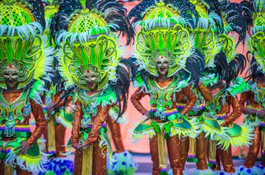 Bacolod, Filipinler - Ekim 28: Katılımcılar üzerinde 28 Ekim 2018 Bacolod Filipinler Masskara Festivali. Ekim ayının dördüncü her Pazar günü düzenlenen bir yıllık festival Masskara olduğunu