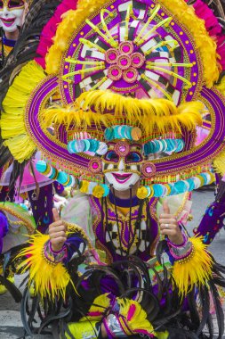 Bacolod, Filipinler - Ekim 28: Katılımcı Bacolod Filipinler üzerinde 28 Ekim 2018 Masskara Festivali. Ekim ayının dördüncü her Pazar günü düzenlenen bir yıllık festival Masskara olduğunu