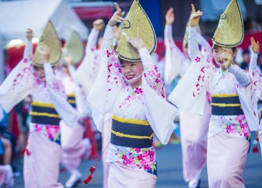 Tokyo - Ağustos 26: Katılımcılar Awa Odori Festivali, Tokyo, Japonya üzerinde 26 Ağustos 2018. AWA Odori Japonya'nın en büyük dans festivalidir
