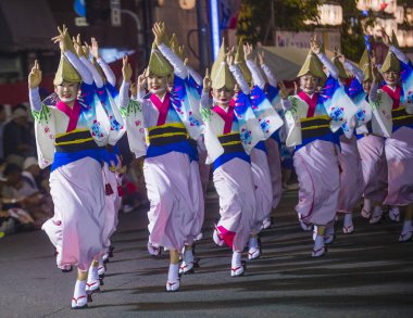 Tokyo - Ağustos 26: Katılımcılar Awa Odori Festivali, Tokyo, Japonya üzerinde 26 Ağustos 2018. AWA Odori Japonya'nın en büyük dans festivalidir