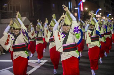 Tokyo - Ağustos 26: Katılımcılar Awa Odori Festivali, Tokyo, Japonya üzerinde 26 Ağustos 2018. AWA Odori Japonya'nın en büyük dans festivalidir