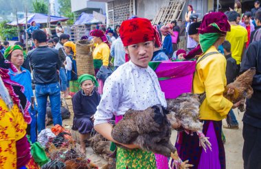 Dong Van, Vietnam - Ekim 16: Hafta sonu Pazar Dong Van Vietnam üzerinde 16 Eylül 2018. Piyasada çevreleyen tepelerden etnik gruplar için ticari bir yer