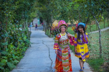 Dong Van, Vietnam - Ekim 16: Hmong azınlık üzerinde 16 Eylül 2018 Vietnam Dong Van yakınlarındaki bir kasabada kızlardan. Hmong Vietnam 54 etnik gruplarından biridir