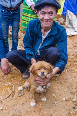 Dong Van, Vietnam - Ekim 16: Hafta sonu Pazar Dong Van Vietnam üzerinde 16 Eylül 2018. Piyasada çevreleyen tepelerden etnik gruplar için ticari bir yer