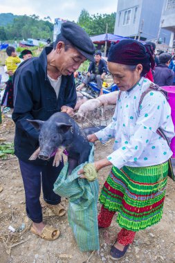 Dong Van, Vietnam - Ekim 16: Hafta sonu Pazar Dong Van Vietnam üzerinde 16 Eylül 2018. Piyasada çevreleyen tepelerden etnik gruplar için ticari bir yer